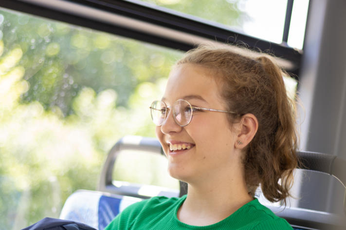 Junges Mädchen sitzt im Bus.