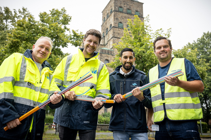 Gemeinsam für einen schnellen Glasfaserausbau in Mauritz-Mitte-Nord (v. l.): Maik Söhle und Lukas Rutsch vom Bauunternehmen RM Rohrleitungsbau sowie Maroof Munir und Dirk Nowak von den Stadtwerken Münster.