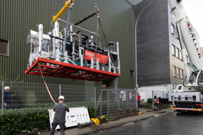 Per Kran wurde das 32,5 Tonnen schwere Aggregat in Münster abgesetzt und wird nun im Hafenkraftwerk der Stadtwerke Münster installiert.
