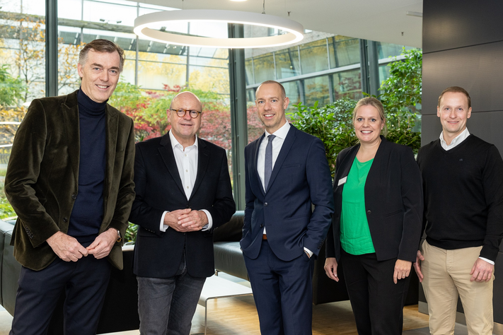 Glasfaserallianz für Münster (v. l.): Michael Hagspihl von der Telekom, Münsters Oberbürgermeister Markus Lewe, Stadtwerke-Geschäftsführer Sebastian Jurczyk, Judith Luig, Geschäftsführerin der Glasfasersparte der Stadtwerke Münster, und Gigabitkoordinator Christian Tebel von der Stadt Münster.