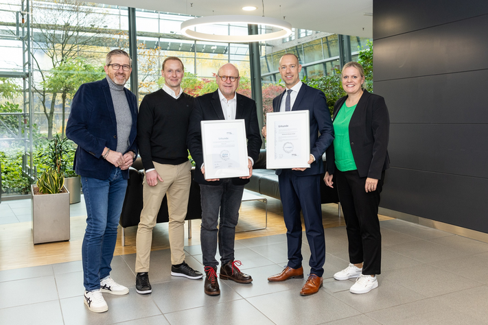 BREKO-Geschäftsführer Dr. Stephan Albers (links) hatte Auszeichnungen für die Stadt und die Stadtwerke im Gepäck: Gigabitkoordinator Christian Tebel, Oberbürgermeister Markus Lewe, Stadtwerke-Geschäftsführer Sebastian Jurczyk und Judith Luig, Geschäftsführerin der Glasfasersparte der Stadtwerke Münster (v. l.).