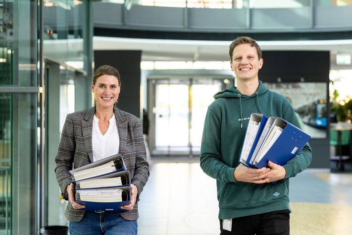 Viele Aktenordner für ein Windenergieprojekt: Janine Rose und Philipp Richter von den Stadtwerken Münster haben den Antrag für drei Anlagen in Dülmen-Rödder eingereicht.