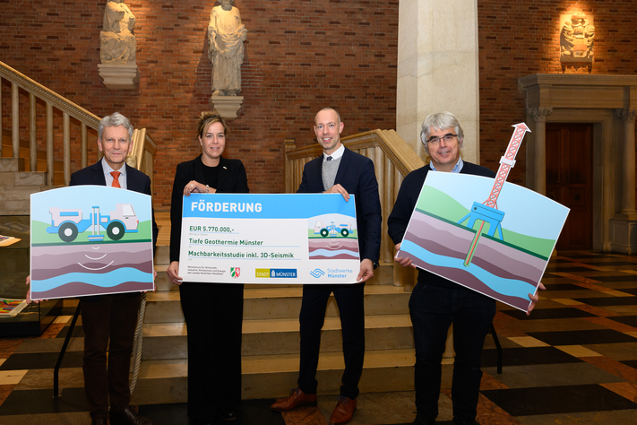 Im historischen Rathaus von Münster überreichte NRW-Wirtschaftsministerin Mona Neubaur (2.v.l.) die Förderzusage an Stadtdirektor Thomas Paal (l.), Geschäftsführer Sebastian Jurczyk (2.v.r.) und Aufsichtsratsvorsitzenden Walter von Göwels (r.) von den Stadtwerken Münster.