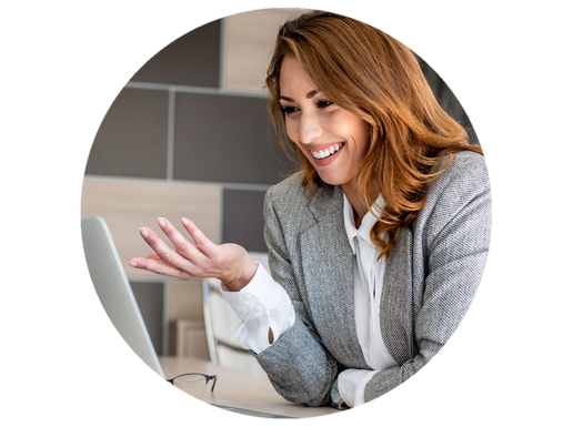 Junge Frau schaut auf ihren Laptop.