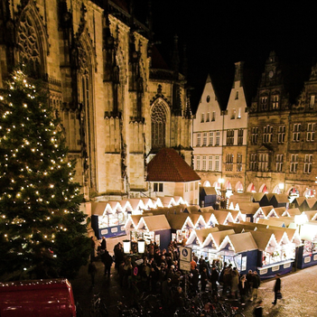 Beleuchteter Weihnachtsmarkt