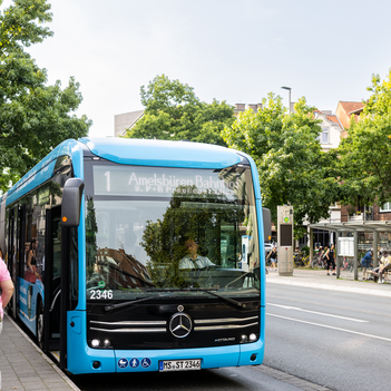Bus hält an einer Bushaltestelle.
