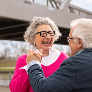 Ein altes Ehepaar tanzt am Dortmund-Ems Kanal.