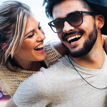 Eine Frau und ein Mann feiern ausgelassen auf einem Festival.