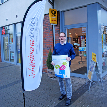 Inhaber Markus Glätzer bietet in seinem Geschäft Schönkramdealer auch Bustickets im Vorverkauf an.