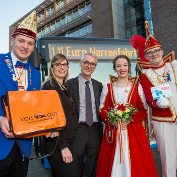 Das Jugendprinzenpaar Lena und Tobias (r.) stellt zusammen mit Dr. Henning Müller-Tengelmann, Carolin Gilles und dem Jugendprinzgardisten Leon (l.) das Karnevalsticket der Stadtwerke Münster vor.