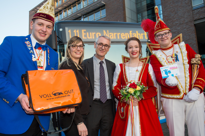 Das Jugendprinzenpaar Lena und Tobias (r.) stellt zusammen mit Dr. Henning Müller-Tengelmann, Carolin Gilles und dem Jugendprinzgardisten Leon (l.) das Karnevalsticket der Stadtwerke Münster vor.