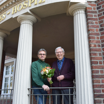 Stadtwerke-Pensionär Elmar Neufend (r.) überbringt die Spendenbotschaft an Michael Roes, Leiter vom Johannes-Hospiz Münster.