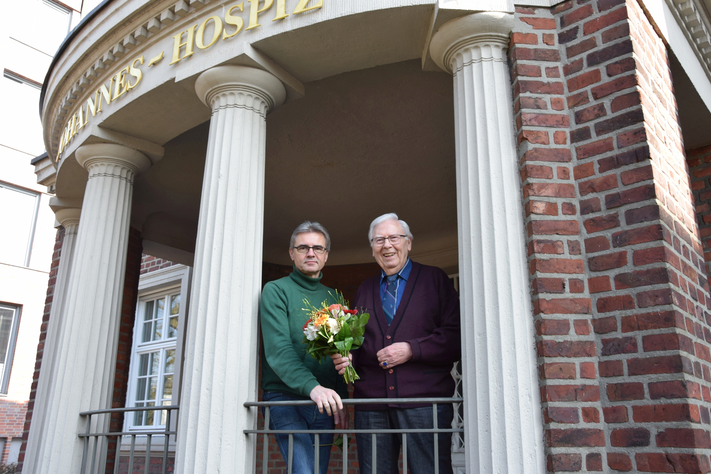 Stadtwerke-Pensionär Elmar Neufend (r.) überbringt die Spendenbotschaft an Michael Roes, Leiter vom Johannes-Hospiz Münster.