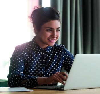 Frau sitzt an einem Notebook