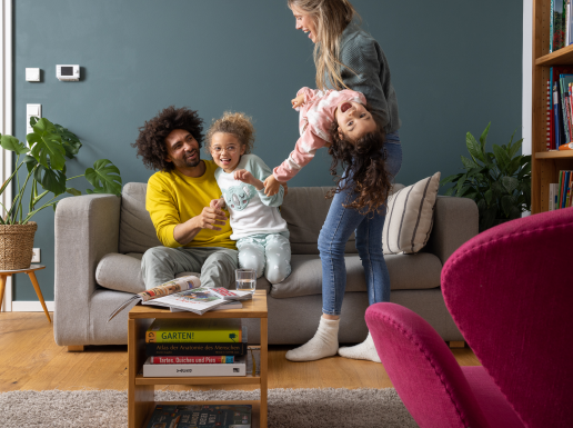 Familie mit Mutter, Vater und zwei kleinen Mädchen.