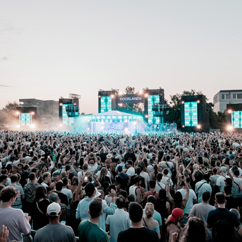 Eine Festivalbühne mit feierndem Publikum