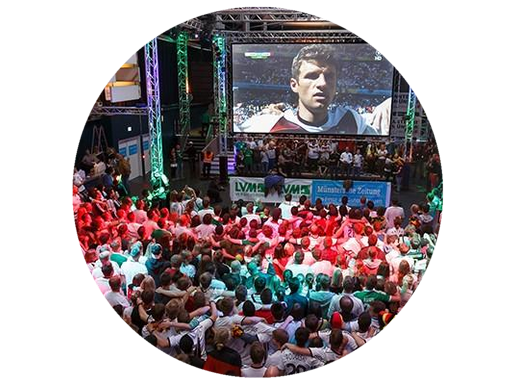 Viele Menschen schauen gemeinsam ein Fußballspiel an.