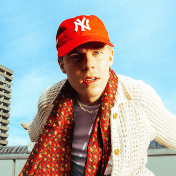 Ein junger Künstler mit Cap im Retro-Stil