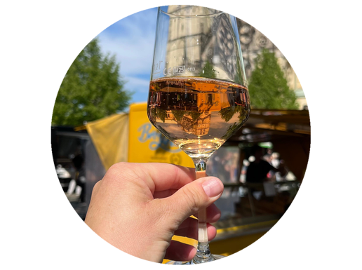 Weinglas in der Hand auf dem Wochenmarkt