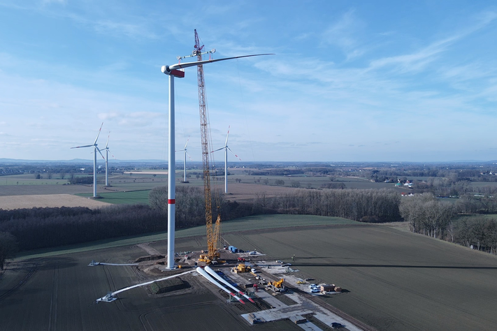 Windenergieanlage befindet sich mit Großkran im Aufbau
