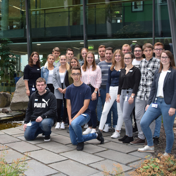 17 junge Leute starten heute ihre Ausbildung bei den Stadtwerken Münster (v.l.n.r.): Jaron Rohenkohl, Leon Scheibel (vorne), Ausbildungsbeauftragte Anne Brüggemeyer, Lisa von Hebel, Carina Schulz, Fatma Dilara Sat, Christina Behrendt, Elisa Albers, Char-lotte Viteh, Felix Fittkow, Ausbildungsbeauftragte Judith Meißmer (Mitte), Lukas Meling, René Jinkertz, Lea Poppelreuter, Felix Nelz, Justin Rudek, Stephan Schürmeyer, Jonas Kersting, Jannik Stein (hintere Reihe).