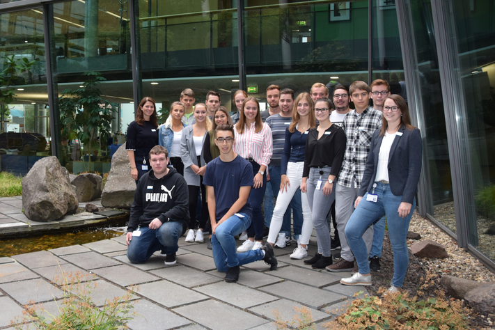 17 junge Leute starten heute ihre Ausbildung bei den Stadtwerken Münster (v.l.n.r.): Jaron Rohenkohl, Leon Scheibel (vorne), Ausbildungsbeauftragte Anne Brüggemeyer, Lisa von Hebel, Carina Schulz, Fatma Dilara Sat, Christina Behrendt, Elisa Albers, Char-lotte Viteh, Felix Fittkow, Ausbildungsbeauftragte Judith Meißmer (Mitte), Lukas Meling, René Jinkertz, Lea Poppelreuter, Felix Nelz, Justin Rudek, Stephan Schürmeyer, Jonas Kersting, Jannik Stein (hintere Reihe).