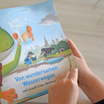 Ab sofort können sich Kinder die Geschichte bei den Stadtwerken abholen. Grundschulen erhalten auf Wunsch einen Klassensatz.