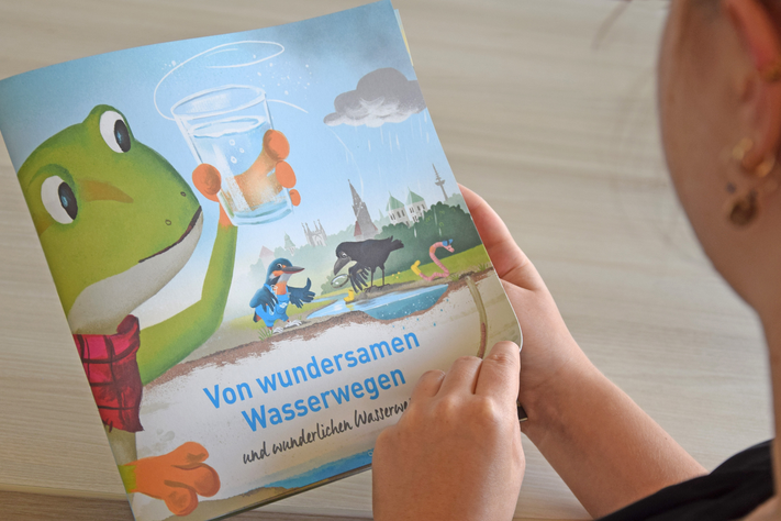 Ab sofort können sich Kinder die Geschichte bei den Stadtwerken abholen. Grundschulen erhalten auf Wunsch einen Klassensatz.