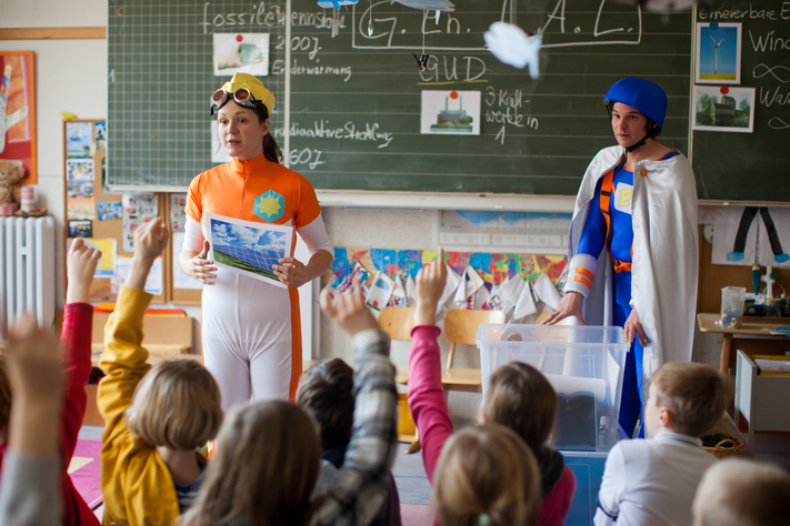 Die Grundschulkinder entdecken neue Wege der Energiegewinnung spielerisch mit vielen Experimenten.