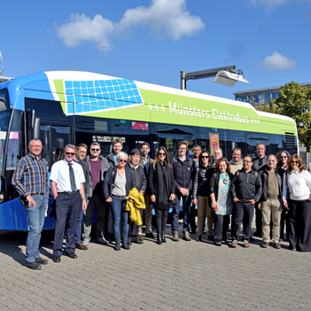 Auf dem Betriebshof haben sich die brasilianischen Gäste über die E-Bus-Strategie der Stadtwerke Münster informiert. Im Anschluss folgte eine Testfahrt in einem der modernen Elektrobusse.