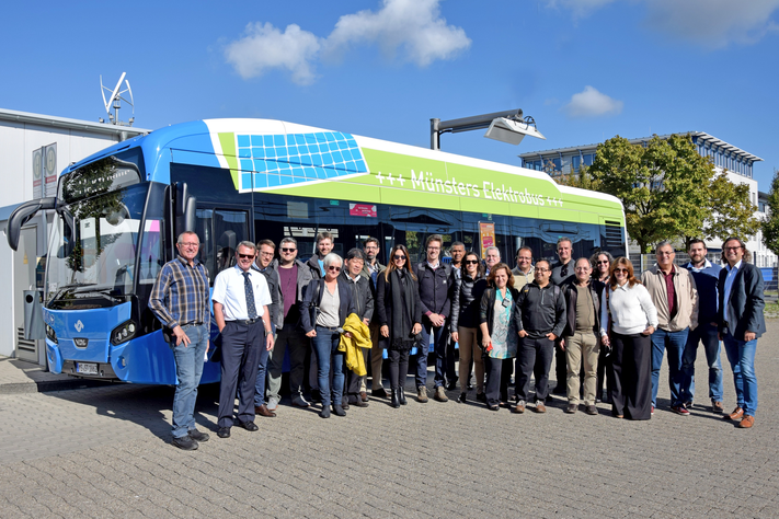 Auf dem Betriebshof haben sich die brasilianischen Gäste über die E-Bus-Strategie der Stadtwerke Münster informiert. Im Anschluss folgte eine Testfahrt in einem der modernen Elektrobusse.