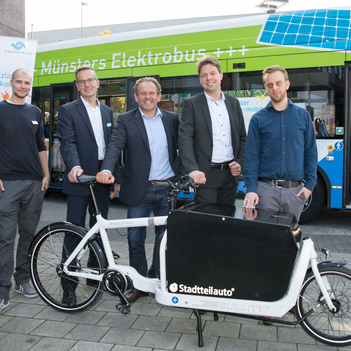 Vielfältige E-Mobilität präsentierten (v. l.) Till Ammann (Geschäftsführer Stadtteilauto), Hilmar Kahnt (Leiter Vertrieb und Energiewirtschaft Stadtwerke), Stefan Grützmacher (Stadtwerke-Geschäftsführer), Jan Dobertin (Geschäftsführer LEE NRW) und Thomas Voß (Vorsitzender LEE-Regionalverband Münsterland)