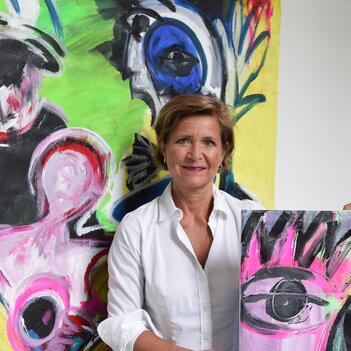 Kunst auf recycelten OP-Tüchern: Bis zum 30. November stellt Susanne Hofmann ihre abstrakten Werke bei den Stadtwerken am Hafenplatz aus.
