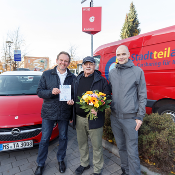 Joachim Hesemann (Mitte) freut sich als 1000. CarSharer mit PlusCard über einen Fahrtgutschein aus den Händen von Stefan Grützmacher (l.) und Till Ammann.