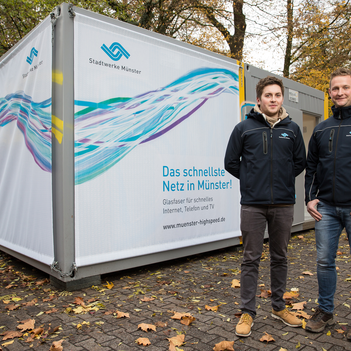 Die Stadtwerke-Bauleiter Dimitri Lissizki (l.) und Gerald Eicker beantworten Anwohnerfragen zum Bau des Glasfasernetzes im Kreuzviertel.