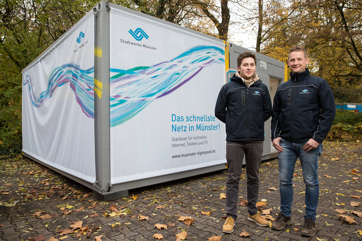 Die Stadtwerke-Bauleiter Dimitri Lissizki (l.) und Gerald Eicker beantworten Anwohnerfragen zum Bau des Glasfasernetzes im Kreuzviertel.