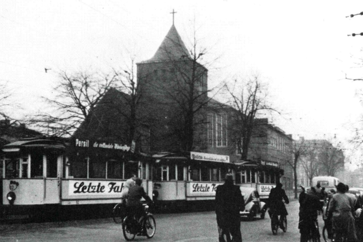 Historisches Foto der Straßenbahn mit dem Aufdruck "Letzte Fahrt"