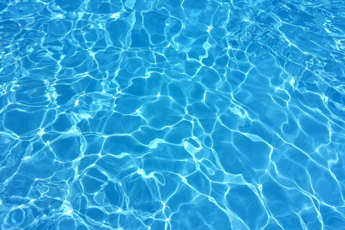 Klares, blaues Wasser.