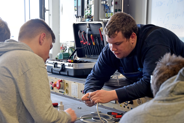 Die Schüler haben sich unter anderem in den Ausbildungsberufen zum Anlagenmechaniker sowie zum Elektroniker ausprobiert und wurden dabei von Lehrmeister und Auszubildenden betreut.