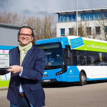 Eckhard Schläfke freut sich über den 1. Platz im Nachhaltigkeitspreis der Fachzeitschrift busplaner.