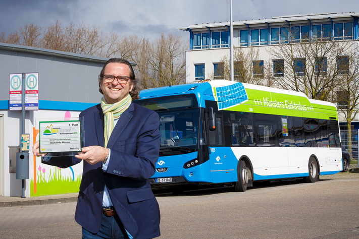 Eckhard Schläfke freut sich über den 1. Platz im Nachhaltigkeitspreis der Fachzeitschrift busplaner.