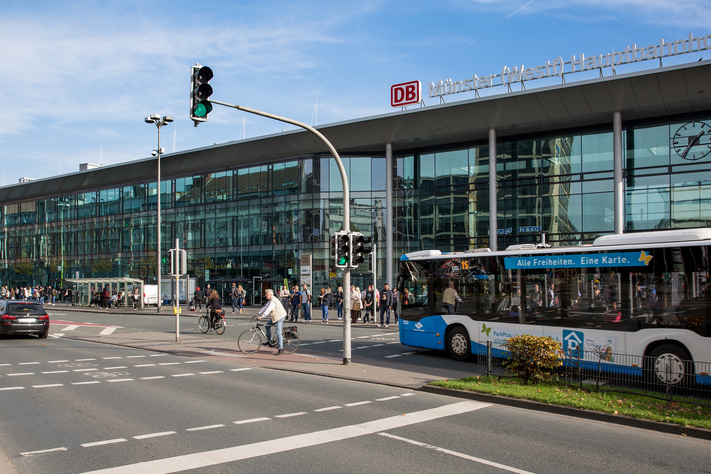 Mit Abo im Bus zum Bahnhof, mit dem FahrWeiterTicket unterwegs in ganz Westfalen.