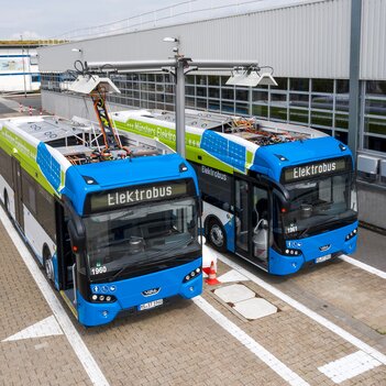 Die beiden neuen Elektrobusse werden an der Ladestation am Busdepot mit Ökostrom geladen.
