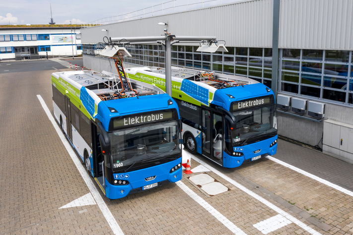 Die beiden neuen Elektrobusse werden an der Ladestation am Busdepot mit Ökostrom geladen.
