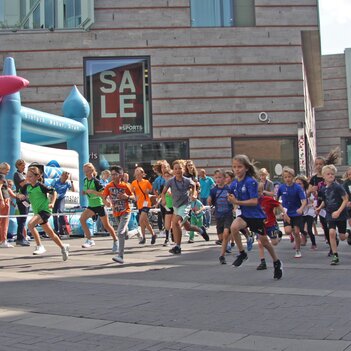 Mehr als 337 Kilometer und 1.687 Euro kamen beim Kinder-Spendenlauf der Stadtwerke und des Volksbank-Münster-Marathon zusammen.