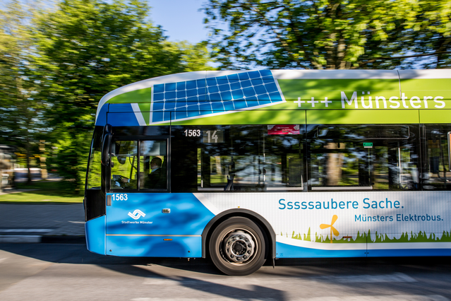 Busverkehr ist umweltschonend – um noch weniger Abgase auszustoßen, bauen die Stadtwerke ihre Elektrobus-Flotte weiter aus.