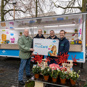 Stellten den neuen Taschenwagen auf dem Wochenmarkt vor: Marktmeister Thomas Lehmkuhl (Stadt Münster), Stadtwerke-Marketing-Leiter Ralf Mertins, Sebastian Bussmeyer und Martin Winterhoff vom Vorstand der Interessengemeinschaft der Marktbeschicker Münster.