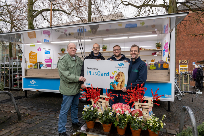 Stellten den neuen Taschenwagen auf dem Wochenmarkt vor: Marktmeister Thomas Lehmkuhl (Stadt Münster), Stadtwerke-Marketing-Leiter Ralf Mertins, Sebastian Bussmeyer und Martin Winterhoff vom Vorstand der Interessengemeinschaft der Marktbeschicker Münster.