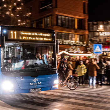 Stadtbus fährt am Weihnachtsmarkt vorbei.