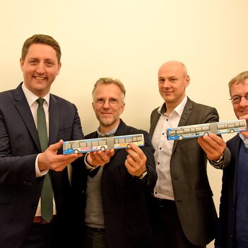 Freuen sich über den gemeinsamen Erfolg (v. l.): Stadtbaurat Robin Denstorff, Tobias Viehoff (ISI), Frank Gäfgen (Stadtwerke) und Manfred Kuypers (WWU)